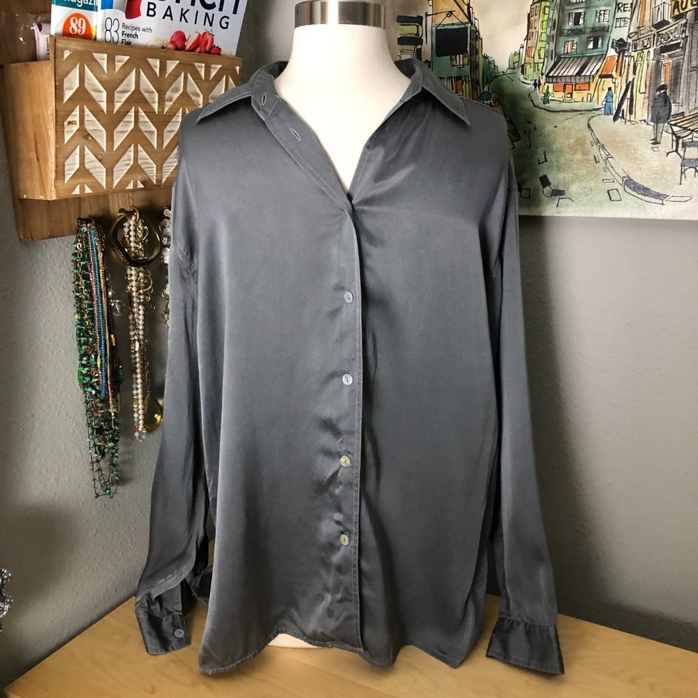 Gira Puccino Silk Satin Blouse Women’s size L Gray Long Sleeve Button Front